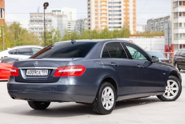 Gri ve mavi Mercedes Benz E-class E200 2010 yıl arka görüş zekâ