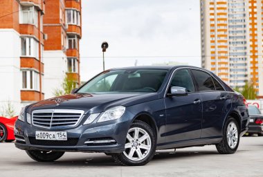 Gri ve mavi Mercedes Benz E-class E200 2010 yıl ön görünüm wi