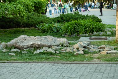 İle şehir merkezinde ki bir parkta yapay taş bahçe