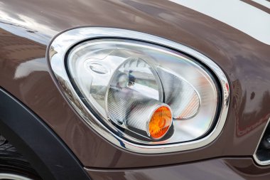 Pahalı bir araba, bir mini cooper hemşeri bei bir kadın modeli