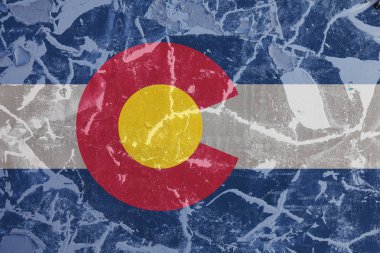Abd eyaleti Colorado'nun ulusal bayrağı gri bir wal'a karşı