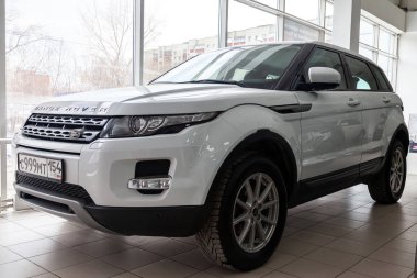 Range Rover Land Rover Evoque 'in ön görünümü beyaz renkte