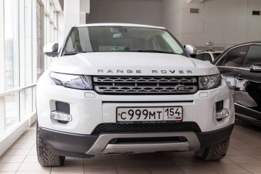 Range Rover Land Rover Evoque 'in ön görünümü beyaz renkte