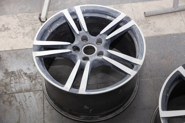 Preparación de la superficie de la rueda de aluminio del coche para subse — Foto de Stock