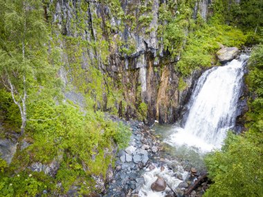 Gri-b ile Altay Dağları'nın arka büyük bir şelale