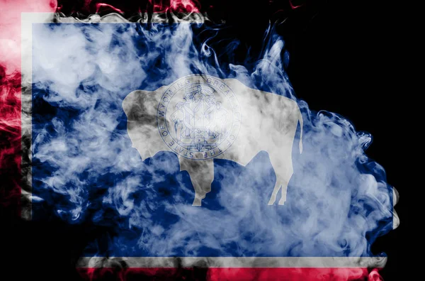ABD eyaleti Wyoming 'in Ulusal bayrağı gri bir smok karşı