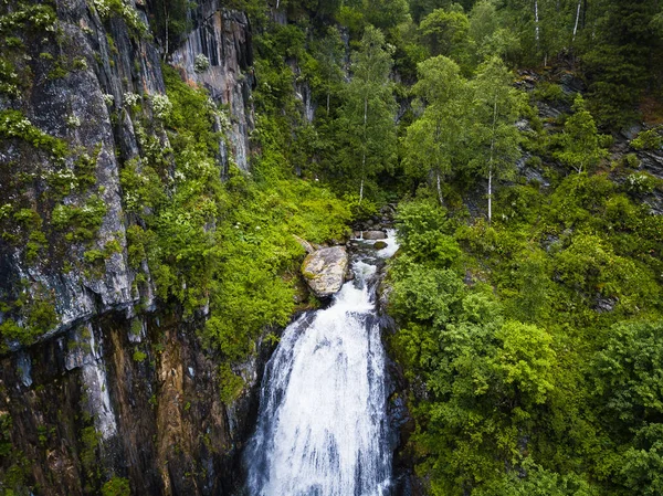 A large waterfall in the back of the Altai Mountains with gray-b — Stock Photo, Image