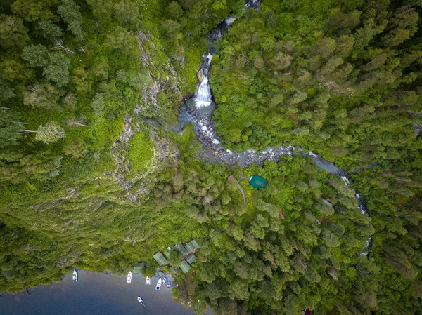 A large waterfall in the back of the Altai Mountains near a stee — Stock Photo, Image