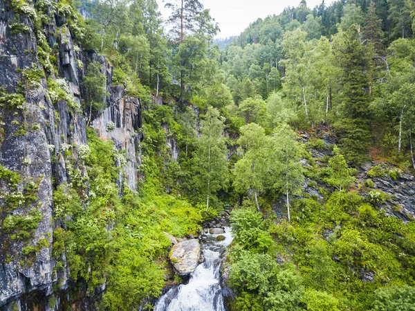 Ein großer Wasserfall im hinteren Teil des Altai-Gebirges mit grauem — Stockfoto