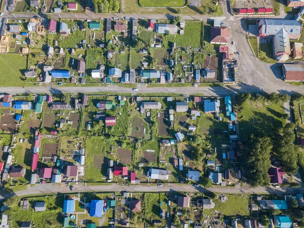 Vista aérea del pueblo con casas privadas y jardines en wh — Foto de Stock