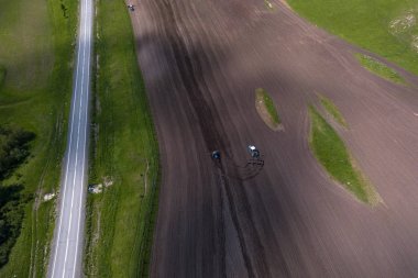 Arazi pulluk sırasında bir alanda bir çiftlik traktör havadan görünümü 