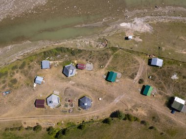 Küçük ho ile Altay Dağları'nda bir yerleşim havadan görünümü