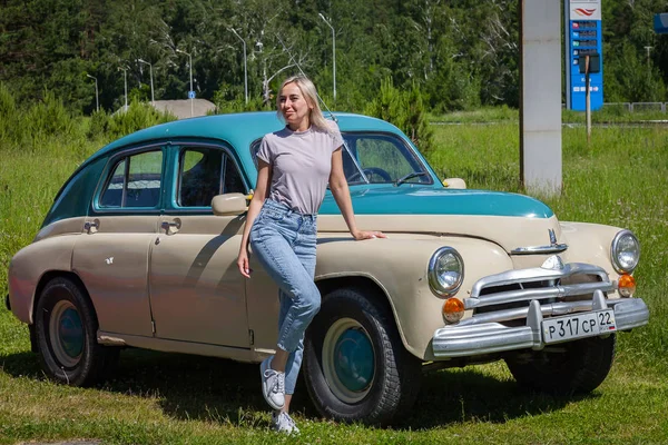 Вид спереди старого российского автомобиля двух цветов - зеленого и бежевого — стоковое фото