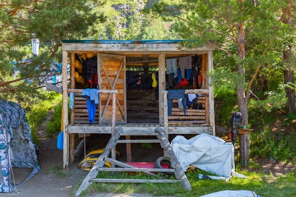 Ahşap bir ev, c ile bir dağ nehri yakınında ormanda bir kulübe — Stok fotoğraf