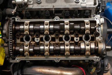 Th ile arabanın kaputunun altında dört silindirli sıralı motor