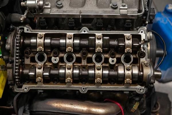 Un moteur quatre cylindres en ligne sous le capot de la voiture avec th — Photo