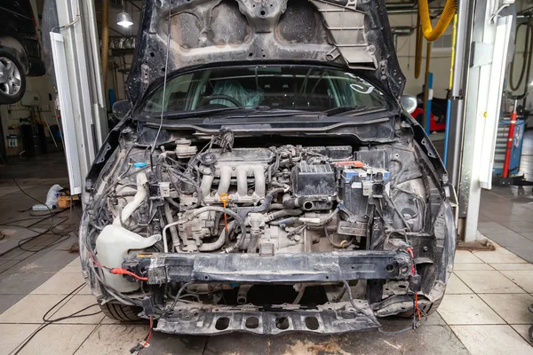 Hatchback vücudundaki siyah araba ağrı için hazırlanıyor