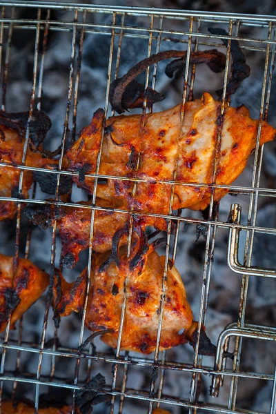 Close-up van het bereidingsproces shashlik van varkens-of rundvlees — Stockfoto