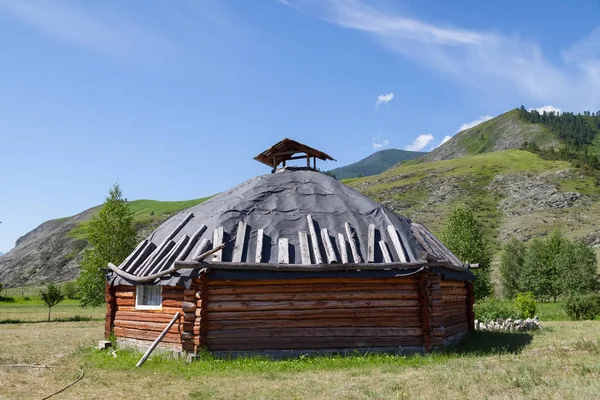 L'ancienne maison antique en bois est de forme ronde avec un c — Photo