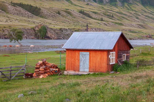 Une simple maison en bois pour la vie temporaire en été dans le — Photo