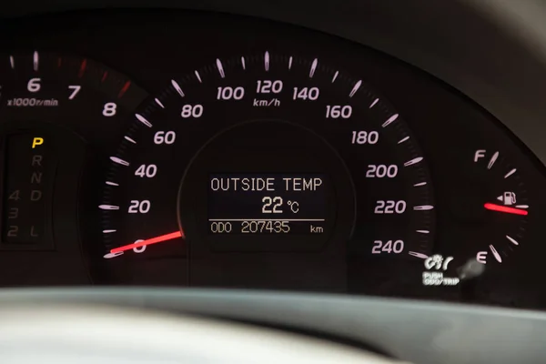 Vista para o interior do carro com painel, velocímetro, odomete — Fotografia de Stock