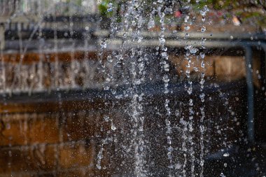 Su sıçramaları ve jetleri ile şehir çeşme bir clea sertleştirilmiş