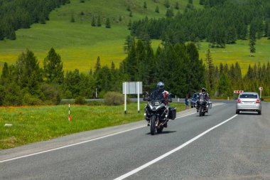 Motosiklet ve araba üzerinde Gezginler gibi keskin bir dönüş sürücü