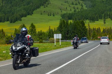 Motosiklet ve araba üzerinde Gezginler gibi keskin bir dönüş sürücü