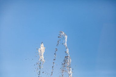 Su sıçramaları ve tops jetleri ile Şehir çeşme dondurulmuş