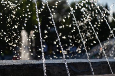 Su sıçramaları ve jetleri ile şehir çeşme bir clea sertleştirilmiş