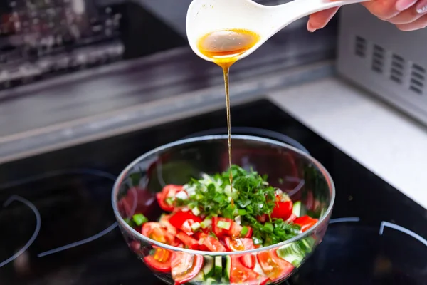 新鲜蔬菜、黄瓜、西红柿沙拉的配制 — 图库照片