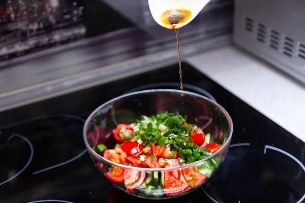 Bereiding van salade van verse groenten, komkommers, tomaten — Stockfoto