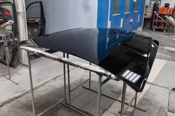 Festő-szárító szakmai dobozban autó test részek haszná — Stock Fotó