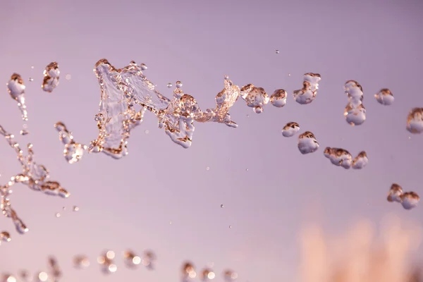 Tetesan air beku di udara dengan percikan dan rantai gelembung — Stok Foto