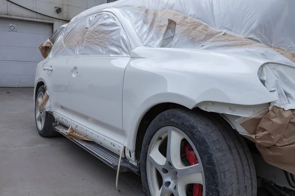 Das Auto nach dem Unfall in der Werkstatt zur Karosseriereparatur ist pa — Stockfoto