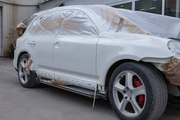 Das Auto nach dem Unfall in der Werkstatt zur Karosseriereparatur ist pa — Stockfoto