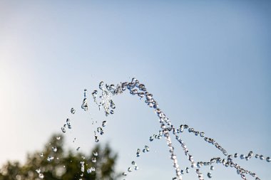 Su sıçramaları ve tops jetleri ile Şehir çeşme dondurulmuş