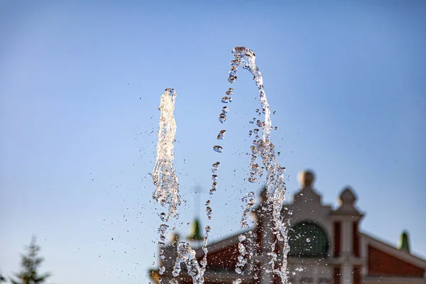 Fontaine de ville avec éclaboussures et sommets jets d'eau gelés dans le — Photo