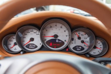 Pano bir spor araba wi bej hakiki deri kaplıdır