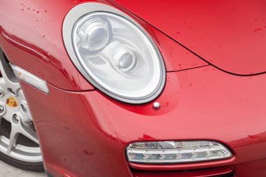 Araba Porsche 911 Carrera 4s ön far görünümü koyu gra ile