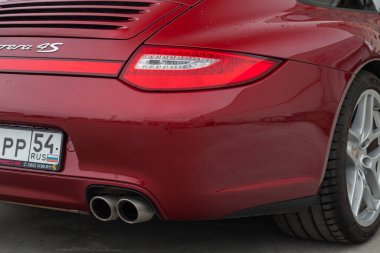 Araba Porsche 911 Carrera 4s zekâ arka stop lambası ve egzoz görünümü
