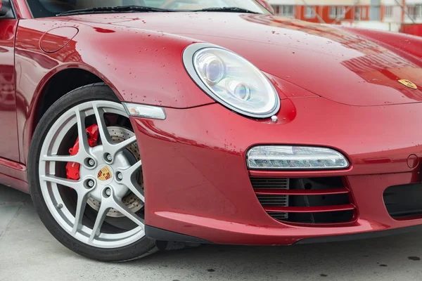 Araba Porsche 911 Carrera ön far ve döndü tekerlek görünümü
