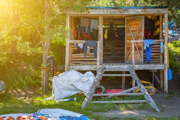 Ένα ξύλινο μπανγκαλόου σπίτι, μια καλύβα στο δάσος κοντά σε ένα βουνό — Φωτογραφία Αρχείου