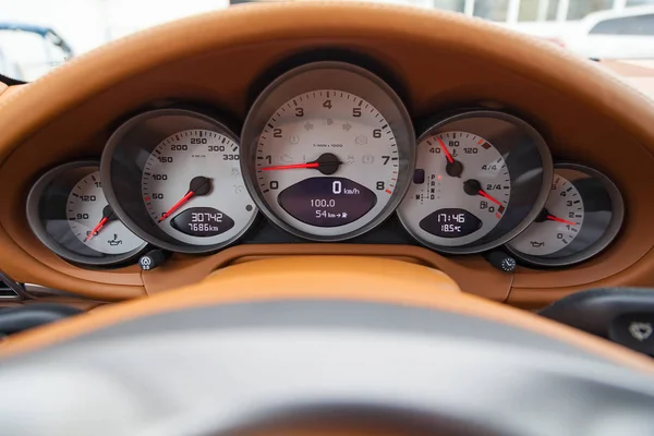 Tableau de bord est recouvert de cuir véritable beige d'une voiture de sport wi — Photo