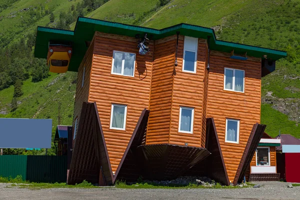 Eski ahşap ev bir attr olarak eğlence için baş aşağı döndü
