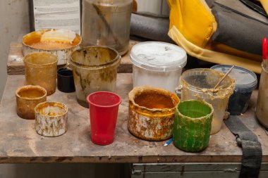 Eski kuru boya ve tutkal ile çok renkli kutular ve konteynerler 