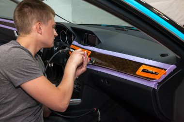 Parlatıcı ile aracın iç ahşap döşeme parlatır