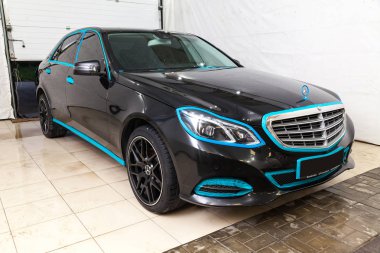 Yakın çekim bir araba Mercedes У vücut kağıt bant etrafında yapıştırılmış 