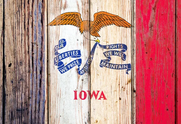 Iowa uns Staat Nationalflagge auf einem grauen Holzbrettern Hintergrund o — Stockfoto