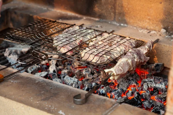 Close-up sobre o processo de cozinhar churrasco de carne de porco ou carne de vaca — Fotografia de Stock